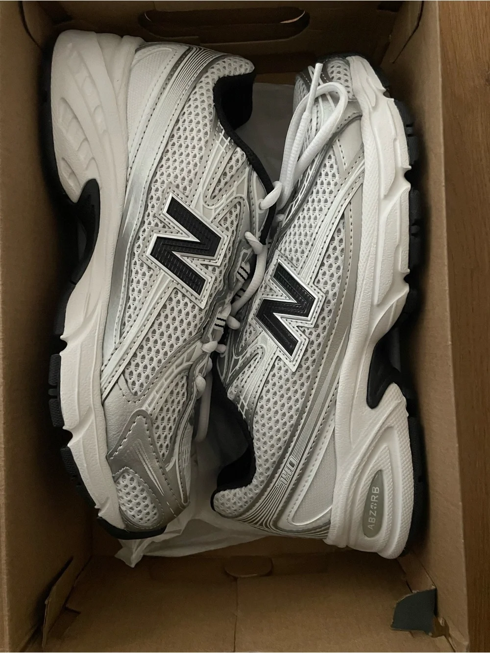 NWT New Balance 740 Women's Athletic Sneakers in Silver and White